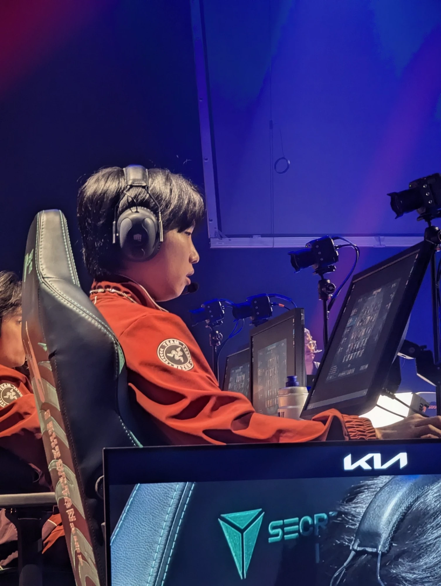 Un joueur concentré à son poste pendant la draft
